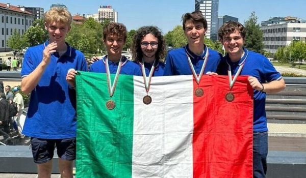 la squadra italiana Stefano è il secondo da destra