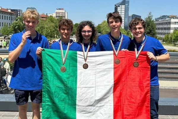la squadra italiana Stefano è il secondo da destra