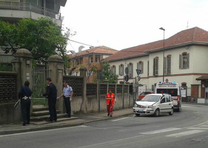 La stessa auto si schiantacontro due rotonde: forse un malore