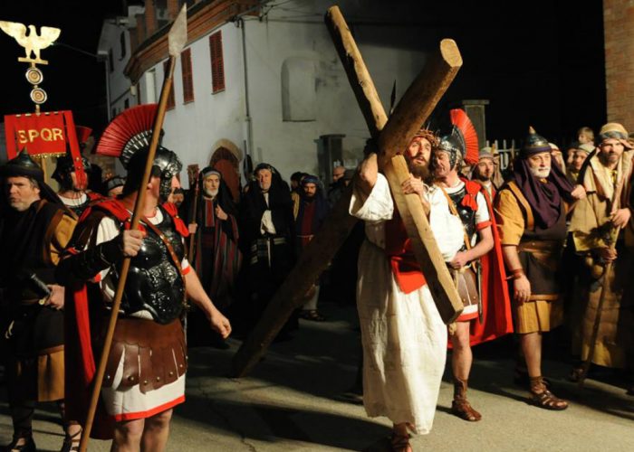 La Via Crucis alla luce delle torceAd Antignano rivive la Passione