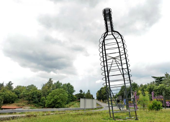 Le bottiglie di ferro spariranno dalle rotondeColdiretti: «Ci costavano 25 mila euro l'anno»