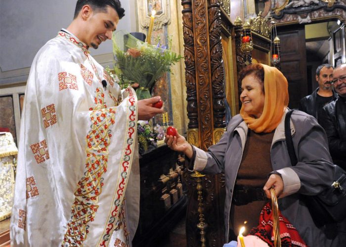 Le candele illuminano la Pasqua Ortodossa