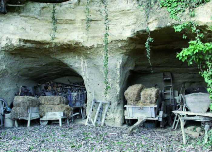 Le grotte di MombaroneCome case in cerca di valorizzazione