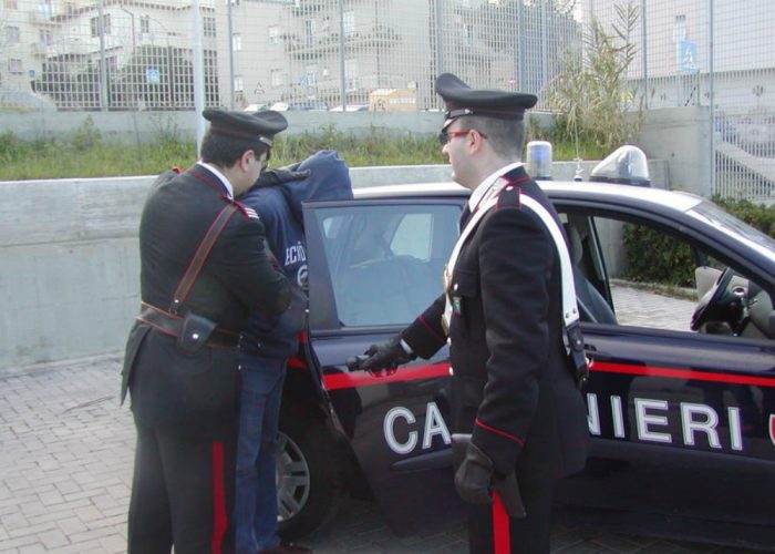 Litiga con la moglie, poi prende a calcii carabinieri: arrestato 40enne