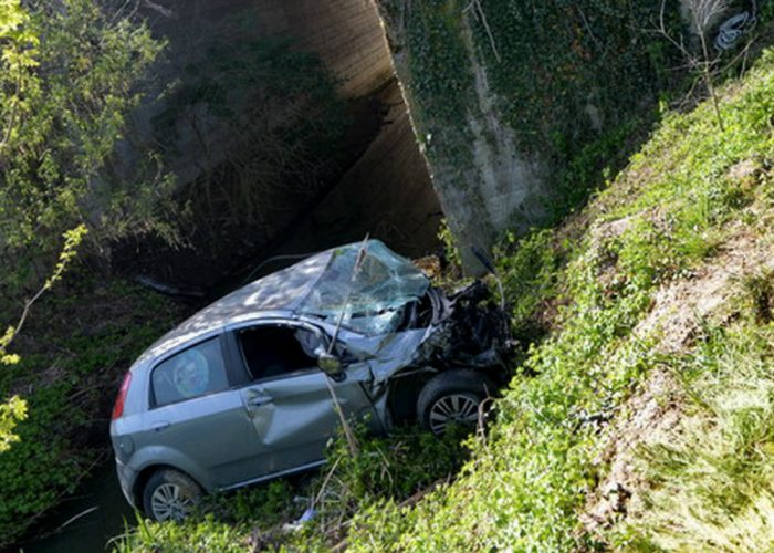 Lo schianto contro il muro,poi il volo dalla scarpata