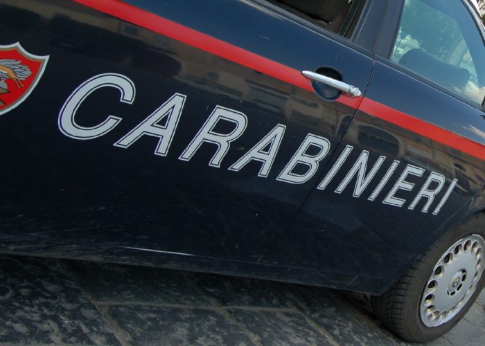Lo svegliano, è ubriaco e fa la "mossa Zidane"