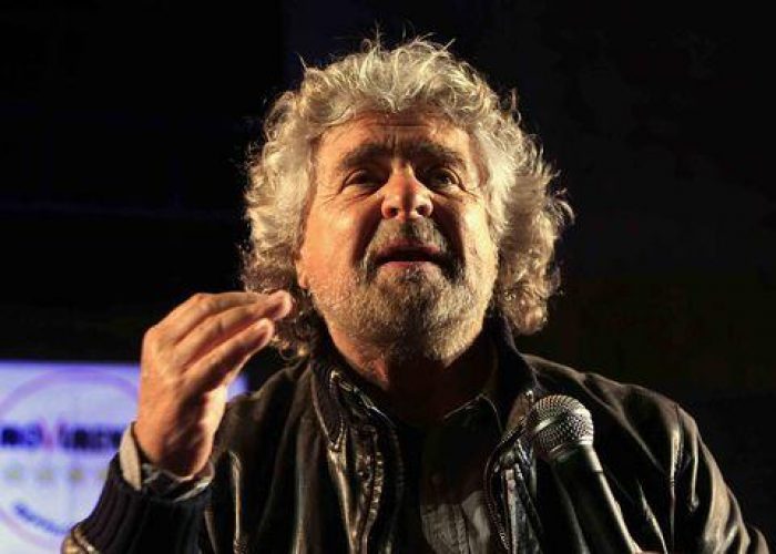 M5S/ Grillo lascia l'assemblea di Roma, ressa con operatori