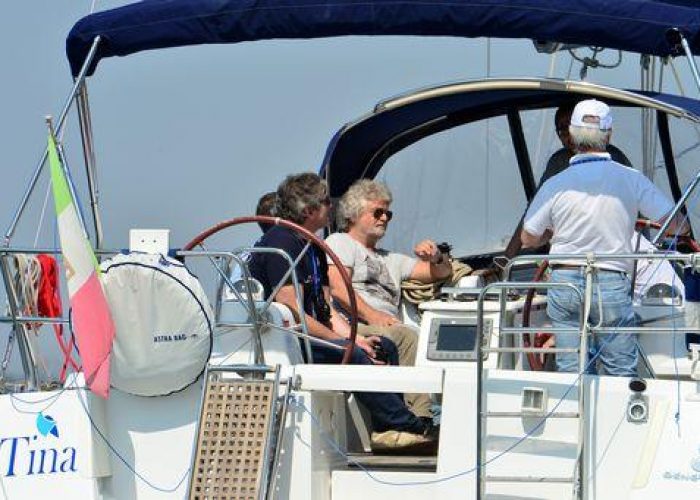 M5S/Grillo in barca da Grado a Trieste, contestazione all'arrivo
