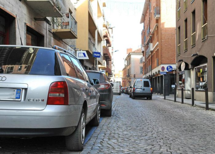 «Ma il centro storico di Astinon si doveva chiudere?»