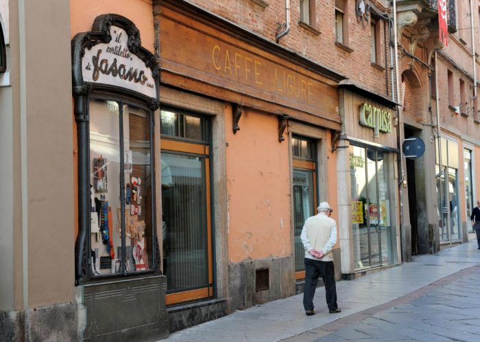 Mai più bar Ligure, al suo postoun negozio di ottica su due piani