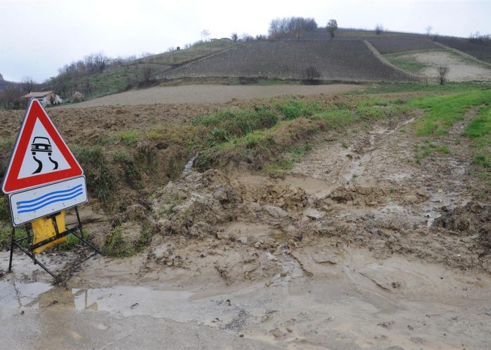 Maltempo, strade di collina bloccateCresce il Tanaro ma è sotto controllo