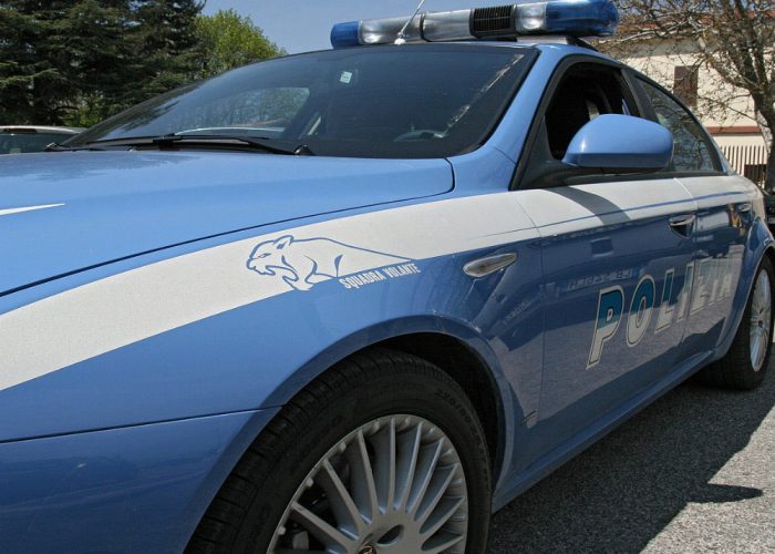 Martellate sull'auto dopo l'inseguimento