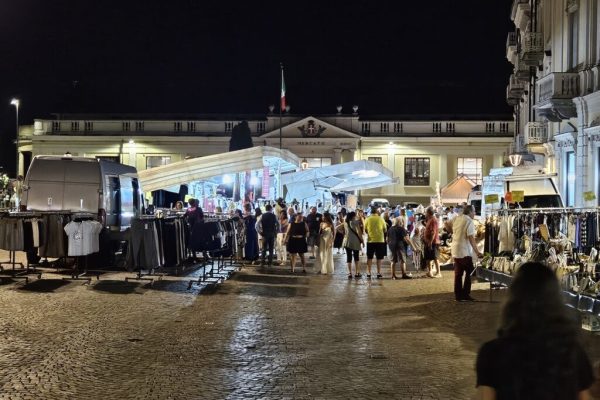 mercato di notte in piazza libertà