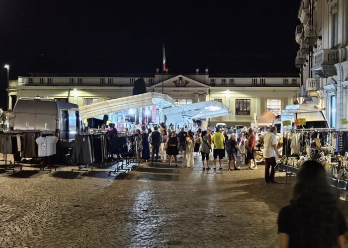 mercato di notte in piazza libertà