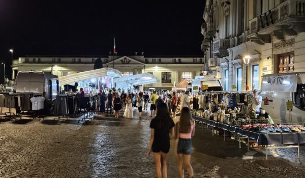 mercato di notte