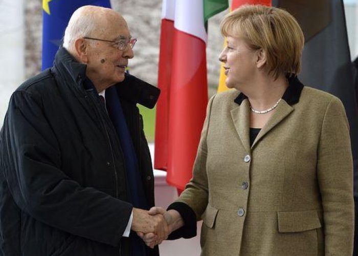 Merkel telefona a Napolitano: Felicitazioni per nuovo mandato