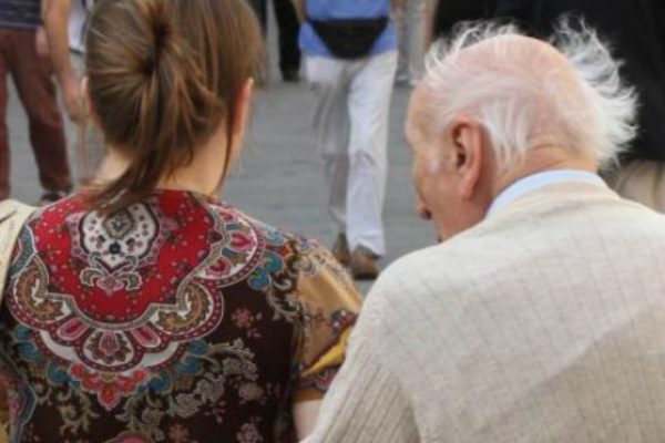 «Mi hai messa incinta», badante ricatta anziano
