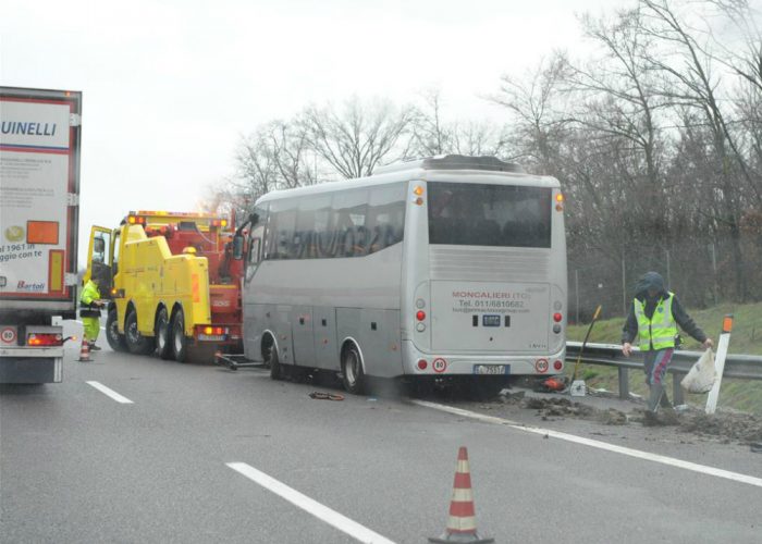 Minibus finisce fuori stradaUna ventina i feriti: tutti ballerini
