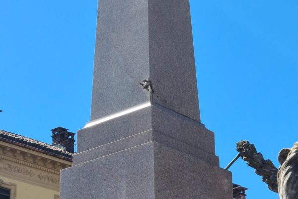 monumento di piazza roma danneggiato