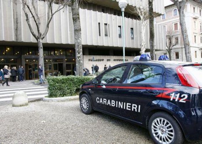 Morti bianche/ Cede copertura capannone, operaio cade da 10 metri