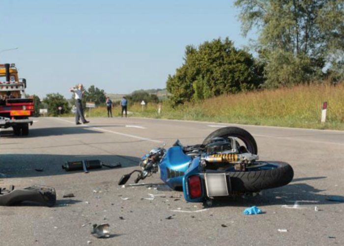 Motociclista si scontra con un'auto,32enne perde la vita a Castell'Alfero