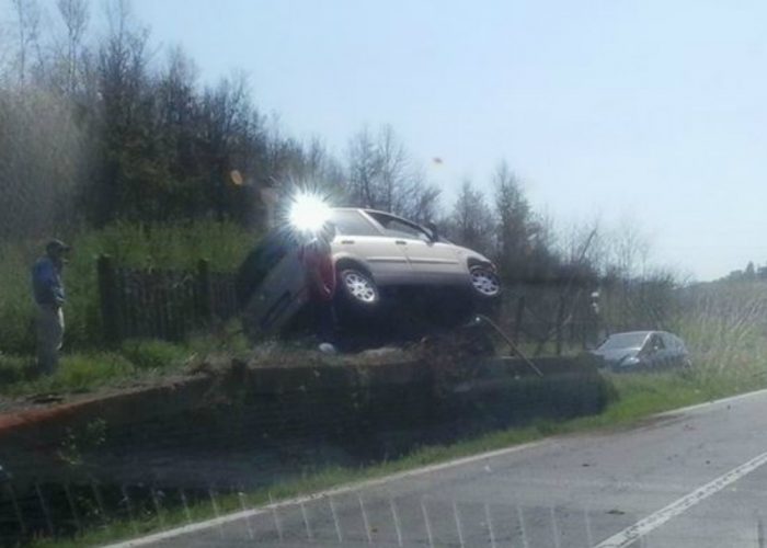 Multipla esce di stradae si incastra sui vecchi binari