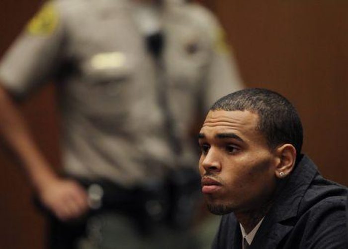 Musica/ Chris Brown: in fuga dai paparazzi distrugge Porsche