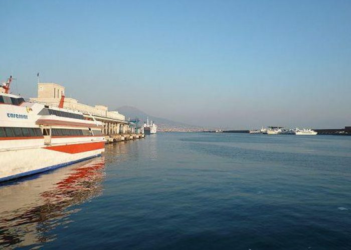 Napoli, funzionario Dogane del porto arrestato per concussione