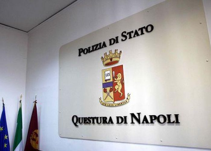 Napoli, irruzione immigrati in uffici Questura: 10 agenti feriti