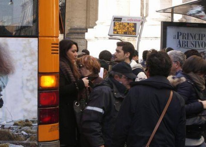 Napoli/ Niente carburante, caos autobus. Consumatori:Class action