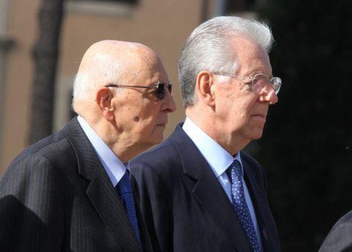 Napolitano resta, si affida a saggi e avverte: Monti operativo