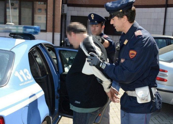 Nascondeva le dosi tra i panni sporchi,arrestato uno spacciatore in corso Gramsci