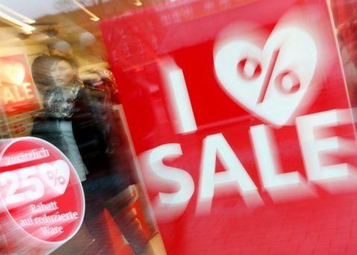 Natale/ Codacons: Rischio crollo consumi -20%, anticipare i saldi