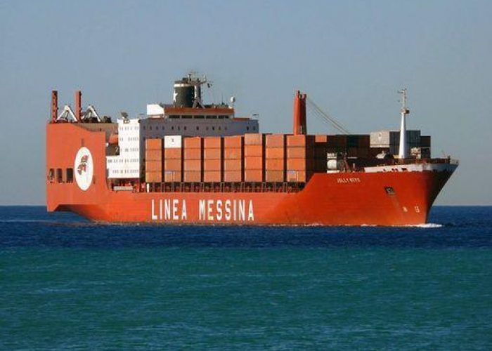 Nave abbatte torre controllo porto Genova: 3 morti e 7 dispersi