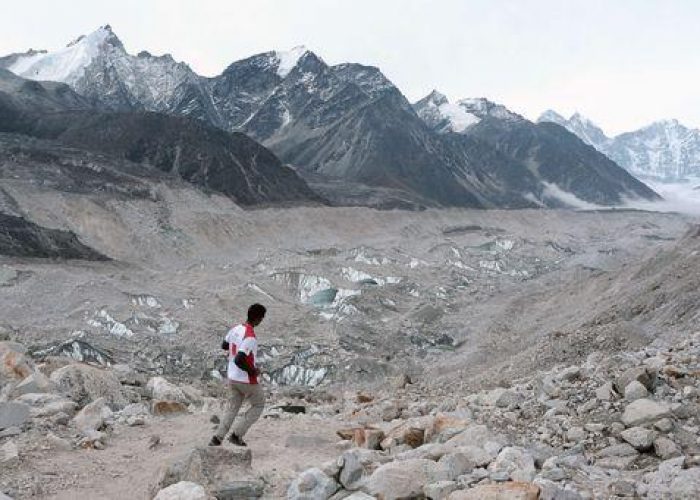 Nepal/ Opere d'arte dalla spazzatura dell'Everest