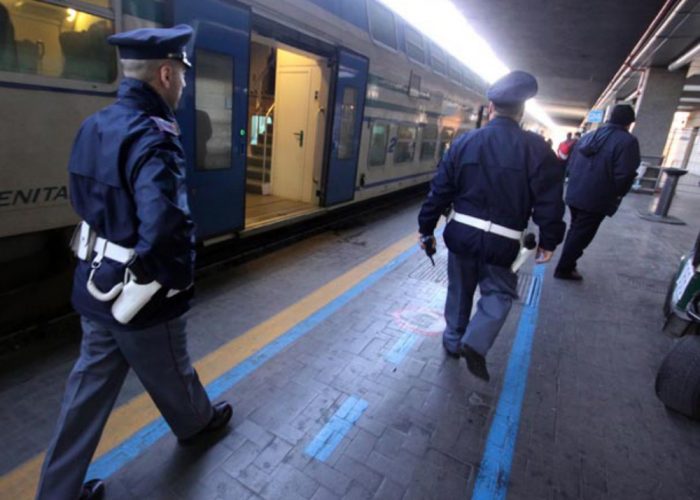 Niente biglietto, scendono dal trenoma uno straniero aggredisce i poliziotti