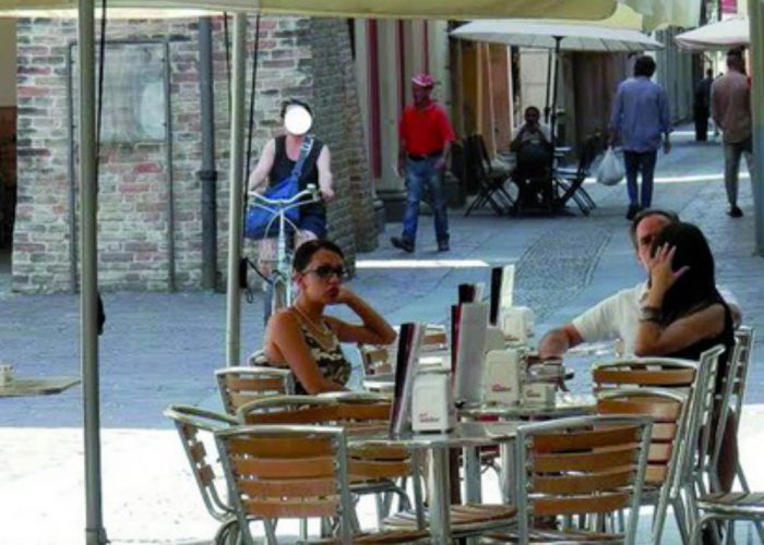 Nizza, è guerra alle bicicletteche attraversano l'area pedonale