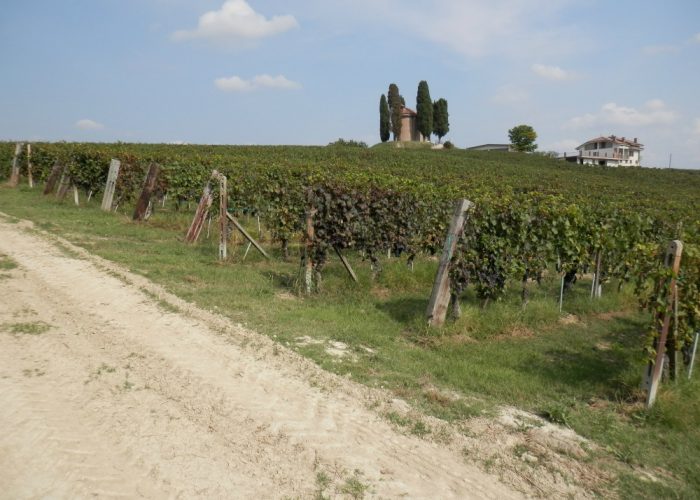 Nizza, il traffico per la chiesettapassa per una strada privata