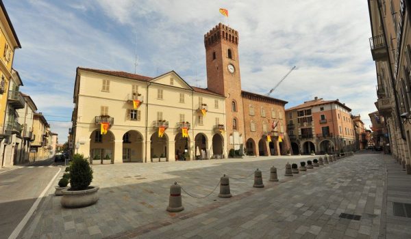La piazza del Municipio a Nizza Monferrato