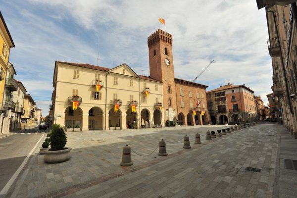 La piazza del Municipio a Nizza Monferrato