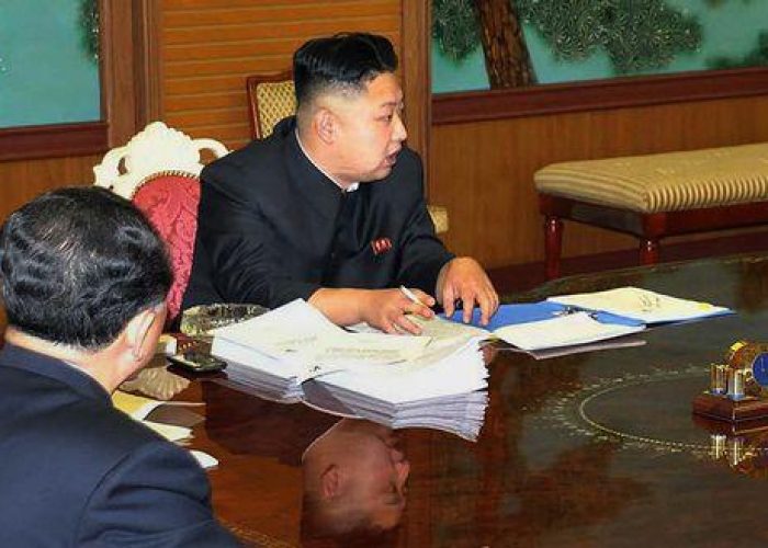 Nordcorea/ Kim Jong-Un in foto con smartphone, scatta 'totomarca'