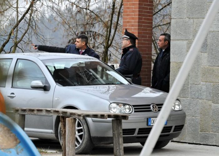 I carabinieri raggiungono la casa di Motta di Costigliole di Michele Buoninconti, marito di Elena Ceste, uccisa ad Asti, per arrestrae l'uomo reo di aver ucciso la moglie, Torino, 29 Gennaio 2015. I carabinieri, alla presenza dei suoi legali, Chiara Girola e Alberto Masoero, lo hanno prelevato e portato in caserma ad Asti. L'uomo era indagato per omicidio dal 24 ottobre.  ANSA/ ANTONINO DI MARCO