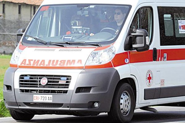 ossago_l._marzo_2011_incidente_stradale_strada_lodigiana_tra_una_fiat_e_una_mercedes_intervenuti_i_carabinieri_croce_rossa_e_vigili_del_fuoco
