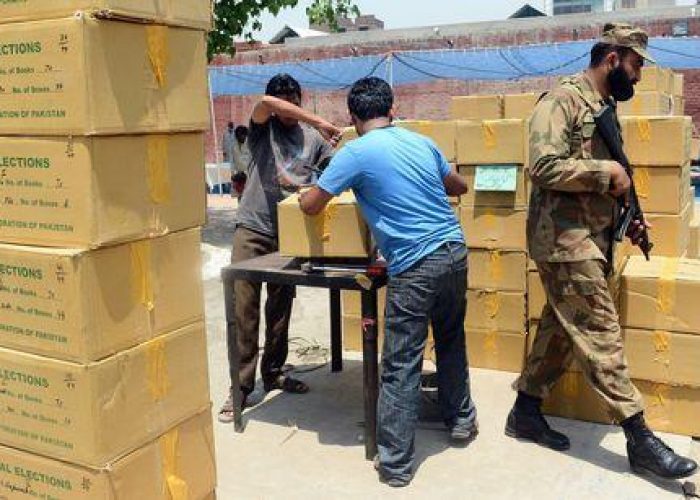 Pakistan/ Attentato suicida nel nord-ovest: 2 morti e 23 feriti