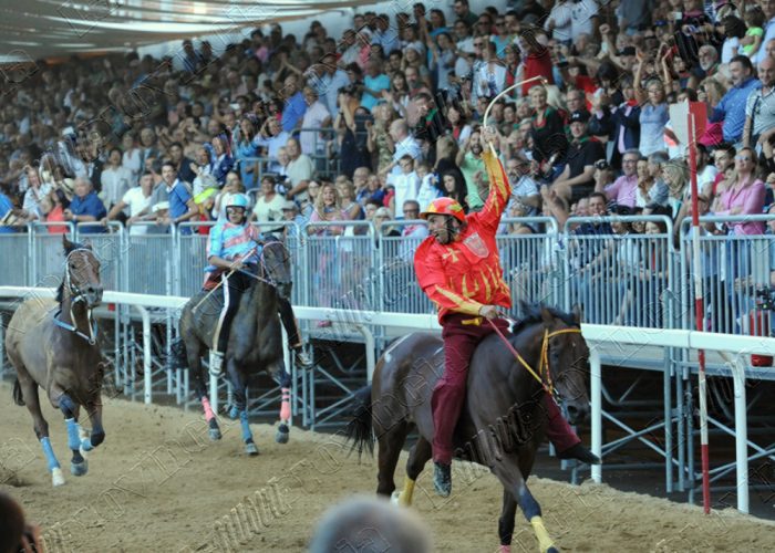 Palio di Asti, Pusceddu davanti a tuttiE' di San Paolo il drappo 2015