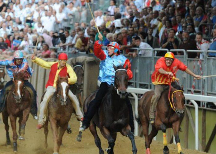 Palio, intervista al fantino Andrea Mari«Con Santa Caterina coronato un sogno»