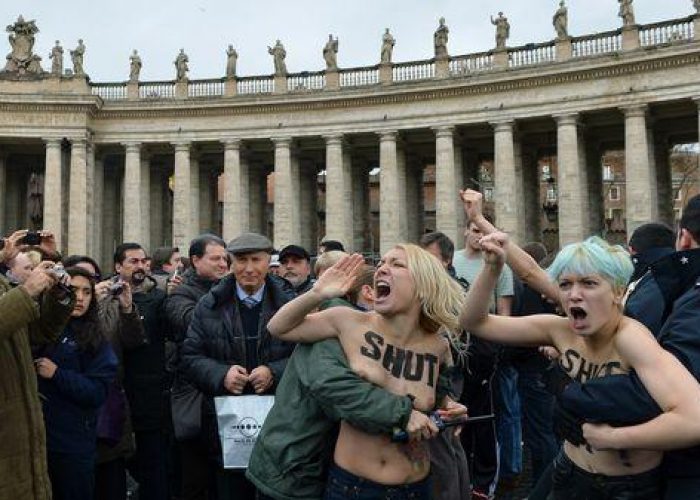 Papa/ Femministe festeggiano in topless davanti a Notre-Dame