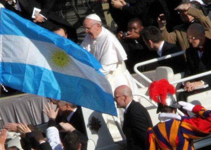 Papa/ Finita la messa a San Pietro, la folla acclama Francesco