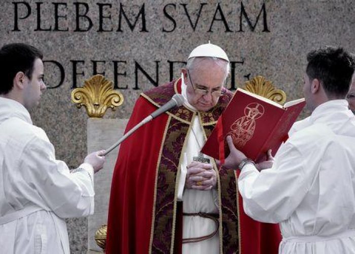 Papa/ Francesco arriva sorridente al Colosseo,migliaia di fedeli