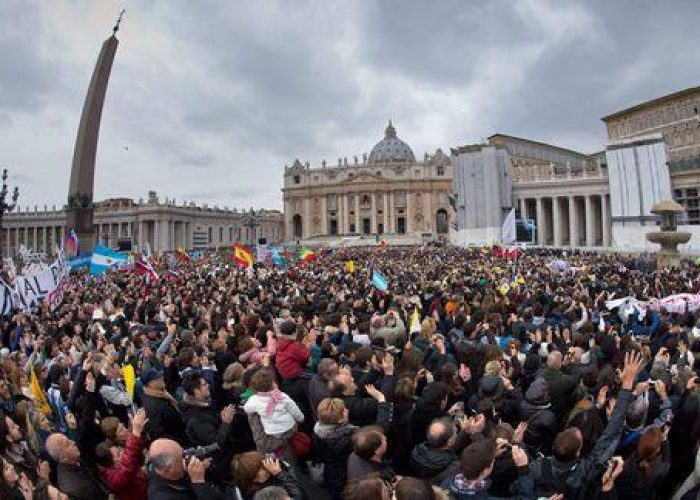 Papa/ Francesco tocca il cuore: In piazza commozione e devozione
